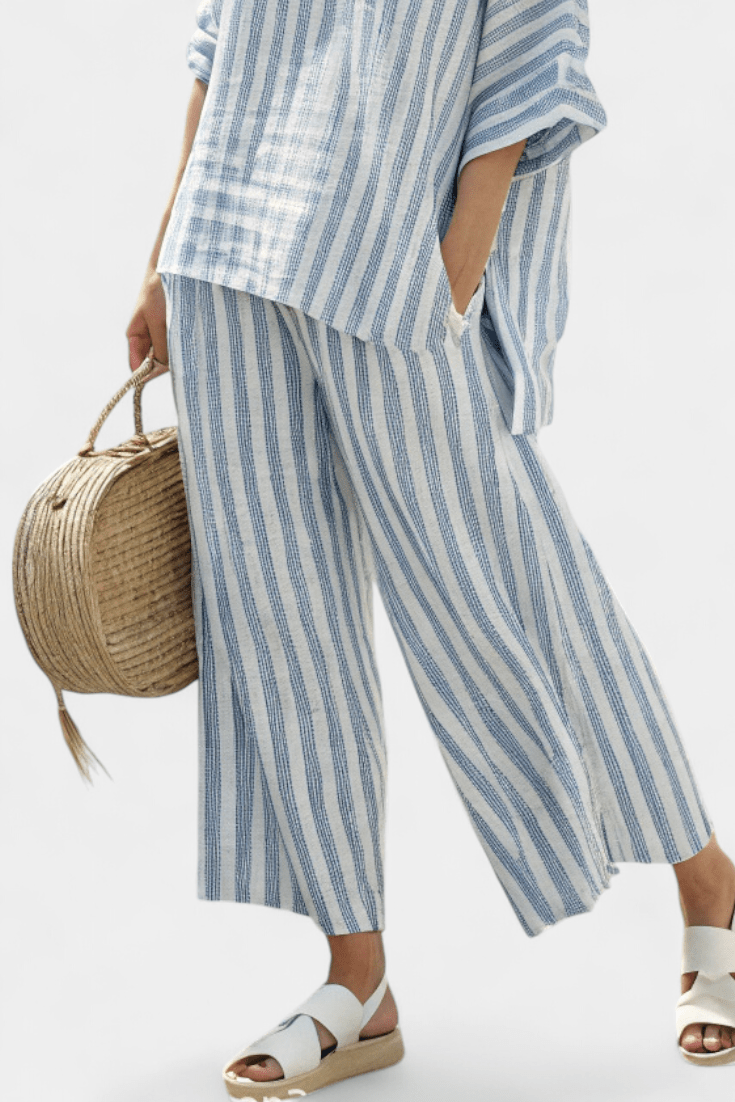 Federica — Top sofisticado de lino con rayas azules y pantalones relajados - Navarro Granada