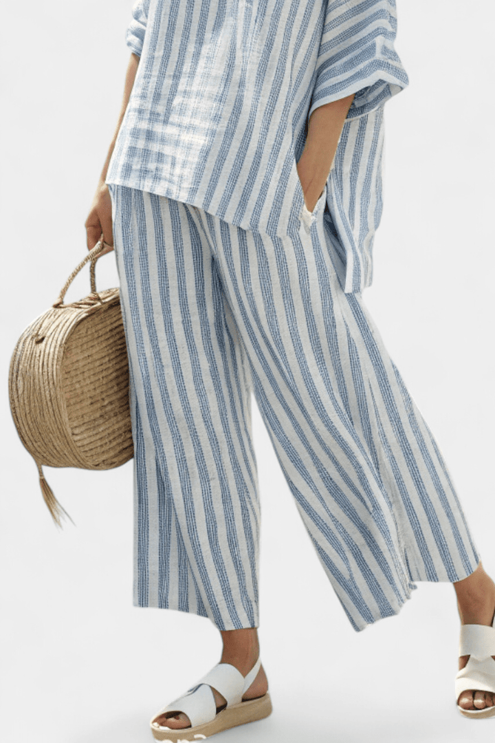 Federica — Top sofisticado de lino con rayas azules y pantalones relajados - Navarro Granada